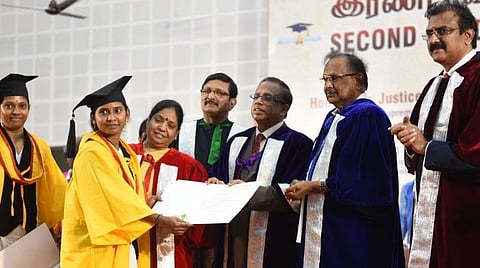 கோவை அரசு சட்டக்கல்லூரியில் இன்று நடைபெற்ற பட்டமளிப்பு விழாவில் மாணவர்களுக்கு பட்டங்களை வழங்கிய உச்சநீதிமன்ற நீதிபதி கே.வி.விஸ்வநாதன் உள்ளிட்டோர். | படம்: ஜெ.மனோகரன்