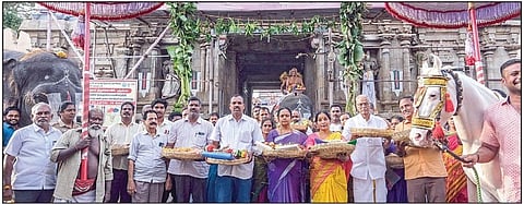 திருப்பதி திருமலை ஏழுமலையானுக்கு வழங்குவதற்காக ரங்கம் ரங்கநாதர் கோயிலிலிருந்து நேற்று கொண்டு செல்லப்பட்ட வஸ்திர மரியாதை.படம்: ர. செல்வமுத்துகுமார்