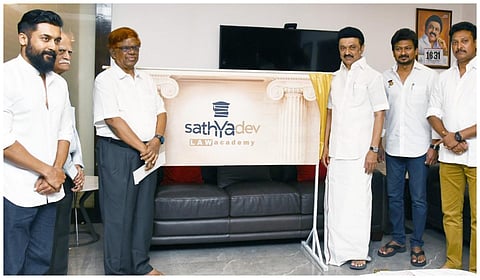 சத்யதேவ் லா அகாடமியை தொடங்கி வைத்து அதன் இலச்சினையை தமிழக முதல்வர் மு.க.ஸ்டாலின் வெளியிட்டார் உடன் நீதிபதி சந்த்ரு, அமைச்சர்கள் உதயநிதி, அன்பில் மகேஷ் மற்றும் நடிகர் சூர்யா
