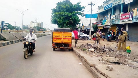 வேலூர் கிரீன் சர்க்கிள் அருகே புறவழிச்சாலையில் தூய்மைப்பணியில் ஈடுபட்ட மாநகராட்சி தொழிலாளர்கள்.