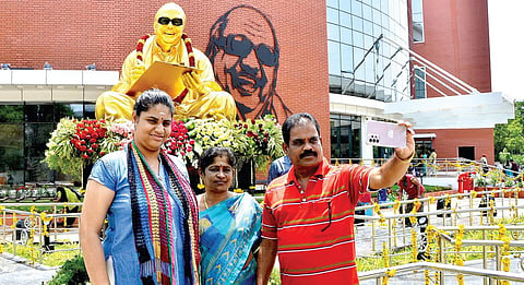 கலைஞர் நூற்றாண்டு நூலக நுழைவாயிலில் உள்ள கலைஞர் சிலை முன் சுய புகைப்படம் எடுத்து மகிழும் குடும்பத்தினர்