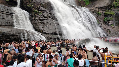 கூட்ட நெரிசலை பயன்படுத்தி துணிகரம்: குற்றாலம் அருவியில் குளித்தபோது 6 பெண்களிடம் நகை திருட்டு