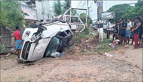 கோட்டக்குப்பம் அருகே சாலையோரம் கவிழ்ந்து கிடக்கும் கார்.