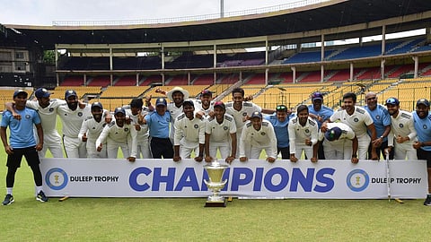 கோப்பையுடன் தென்மண்டல அணியினர்