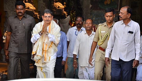 மதுரை மீனாட்சி சுந்தரேசுவரர் கோயிலில் இன்று தமிழக ஆளுநர் ஆர்.என்.ரவி தரிசனம் செய்து விட்டு கோயிலிலிருந்து வெளியே வந்தார். | படம்: நா.தங்கரத்தினம்.
