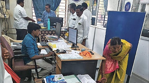 கள்ளக்குறிச்சி மாவட்ட பதிவாளர் அலுவலக தரைத்தளத்தில் உள்ள சார் பதிவாளர் அலுவலகத்தை ஆக்கிரமித்துள்ள ஆவண எழுத்தர்கள்.