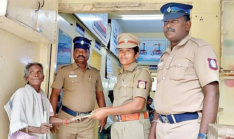 ஆற்காடு பேருந்து நிலையம் அருகே சாலையில் கிடந்த கைபேசியை கண்டெடுத்த மூதாட்டி அதனை ஆற்காடு நகர காவல் துறையினரிடம் நேற்று முன்தினம் ஒப்படைத்தார்.