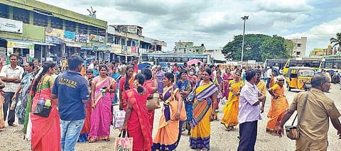 திருப்பத்தூர் புதிய பேருந்து நிலையத்தில் பேருந்துகள் இல்லாததால் நீண்ட நேரம் காத்திருந்த பயணிகள். படங்கள். ந.சரவணன்.