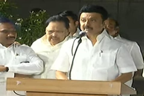 சென்னை விமான நிலையத்தில் செய்தியாளர்களைச் சந்தித்த முதல்வர் ஸ்டாலின்