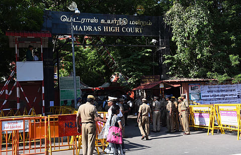 பழனிசாமிக்கு எதிராக திமுக தொடர்ந்த வழக்கு தள்ளுபடி: அதிகாரிகளின் செயல் வேதனைக்குரியது என நீதிபதி தீர்ப்பு