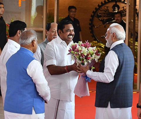பிரதமர் நரேந்திர மோடிக்கு பூங்கொத்து கொடுத்து வரவேற்ற அதிமுக பொதுச் செயலாளர் பழனிசாமி. படம்: பிடிஐ