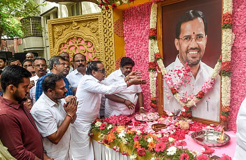 சேலத்தில் பாஜக முன்னாள் மாநில செயலாளர் ஆடிட்டர் ரமேஷின் நினைவு தினத்தையொட்டி அவரது உருவப் படத்துக்கு பாஜக மூத்த தலைவர் எச்.ராஜா மலர் தூவி மரியாதை செலுத்தினார். | படம்: எஸ்.குரு பிரசாத்