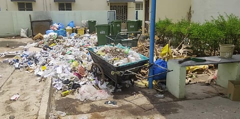 மேட்டூர் அரசு மருத்துவமனையில் தேங்கி கிடக்கும் மருத்துவ கழிவுகளால் நோய் பரவும் அபாயம்
