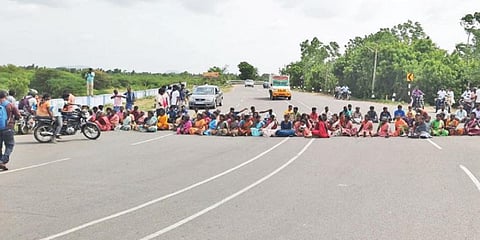 சிறுவனின் உறவினர்கள் நேற்று கிருஷ்ணாபுரம் காவல் நிலையம் முன்பு தருமபுரி - திருப்பத்தூர் சாலையில் மறியலில் ஈடுபட்டனர்