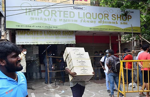 வெளிநாட்டில் இருந்து இறக்குமதியாகும் `எலைட்' மதுவகைகள் விலை ரூ.320 வரை உயர்வு - உடனடியாக அமலுக்கு வருகிறது