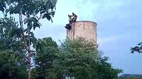தருமபுரி அடுத்த கிருஷ்ணாபுரம் அருகே மேல்நிலை நீர்த்தேக்கத் தொட்டியில் கொலையாகிக் கிடந்த சிறுவனின் சடலத்தை மீட்டு கீழே இறக்கிய தீயணைப்பு வீரர்கள்