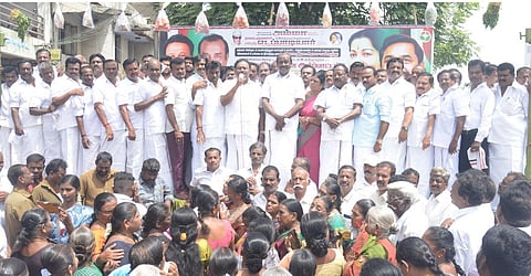 திண்டுக்கல்லில் நடந்த அதிமுக ஆர்ப்பாட்டத்தில் பேசிய முன்னாள் அமைச்சர் திண்டுக்கல் சி.சீனிவாசன்.