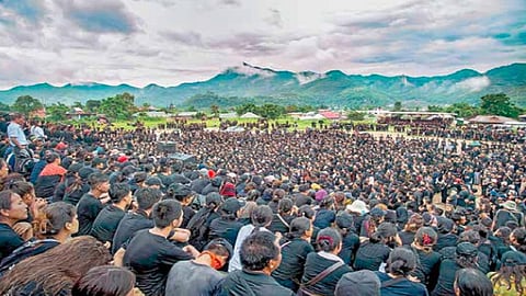 மணிப்பூர் மாநிலத்தில் பழங்குடியின பெண்கள் இருவருக்கு கடந்த மே 4-ம் தேதி நடந்த கொடூர சம்பவத்துக்கு எதிர்ப்பு தெரிவித்து, சூரசந்த்பூர் மாவட்டத்தில் பழங்குடியின அமைப்பைச் சேர்ந்தவர்கள் நேற்று போராட்டம் நடத்தினர்.