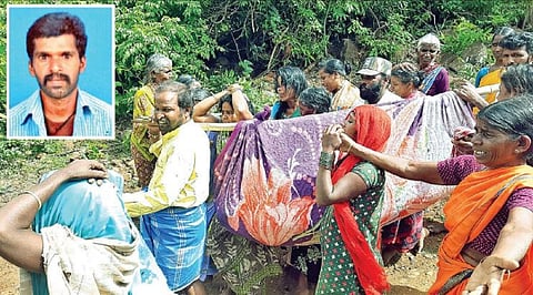 சங்கரின் உடலை பிரேத பரிசோதனைக்காக டோலி கட்டி தூக்கி செல்லும் கிராம மக்கள். உயிரிழந்த சங்கர் (உள்படம்) .