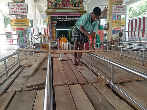 குச்சனூர் சனீஸ்வரபகவான் கோயிலில் பக்தர்கள் எளிதில் தரிசனம் செய்யும் வகையில் பலகைகளால் அமைக்கப்படும் உயர்மேடை. படம்: என்.கணேஷ்ராஜ்.