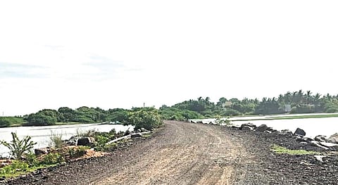 சேதமடைந்த ஐந்துகாணி - உய்யாலிகுப்பம் பிரதான சாலை.