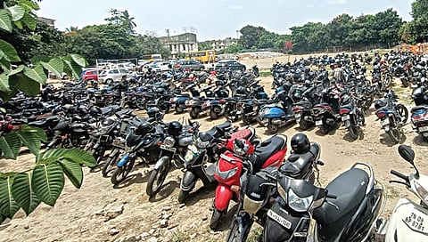 சென்னை கேஎம்சி மருத்துவமனையில் வருகிறது மல்டி லெவல் பார்க்கிங் வசதி: வெயில், மழையில் கிடந்து நோய்வாய்ப்படும் வாகனங்கள்