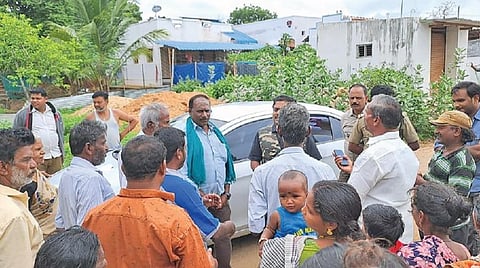 மக்னா யானையின் நடமாட்டத்தை ஆய்வு செய்ய சரளப்பதி பகுதிக்கு வந்த ஆனை மலை புலிகள் காப்பக கள இயக்குநர் ராமசுப்பிரமணியத்திடம்
முறையிட்ட பொதுமக்கள்.