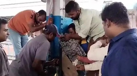 ரயில் நிலையத்தின் இரும்பு தூணில் சிக்கிய சிறுமி மீட்பு