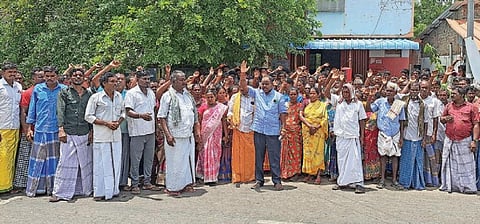 மணிப்பூர் சம்பவத்தை கண்டித்து, சிதம்பரம் அருகே கிள்ளையில் இருளர் பழங்குடியின மக்கள் ஆர்ப்பாட்டத்தில் ஈடுபட்டனர்.