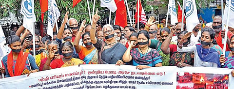 மணிப்பூர் பாஜக அரசை டிஸ்மிஸ் செய்ய வலியுறுத்தி, மாணவர் காங்கிரஸ் தலைவர் சின்னதம்பி தலைமையில் கண்டன ஆர்ப்பாட்டம் சென்னை நுங்கம்பாக்கம் சாஸ்திரி பவன் முன்பாக நேற்று நடைபெற்றது. இதில், மாவட்ட தலைவர்கள் எம்.பி.ரஞ்சன் குமார், எம்.எஸ்.திரவியம் உள்ளிட்ட காங்கிரஸ் நிர்வாகிகள் பங்கேற்றனர்.படம்; ம.பிரபு