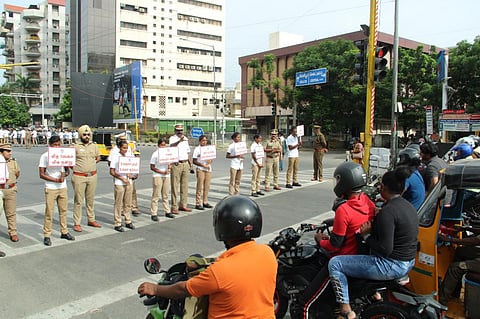 விழிப்புணர்வை ஏற்படுத்தும் காவலர்கள்