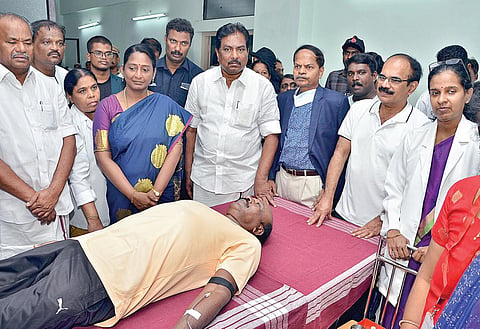 மதுரை அரசு மருத்துவக் கல்லூரியில் ரத்த தானம் செய்த அமைச்சர் மா.சுப்பிரமணியம், உடன் அமைச்சர் மூர்த்தி. படம்: நா.தங்கரத்தினம்