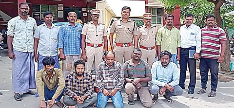 குட்கா கடத்திவந்த பெங்களூருவைச் சேர்ந்த 5 பேரை சிவகாசி அருகே கைது செய்த தனிப்படை போலீஸார்.