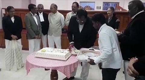உயர் நீதிமன்றக் கிளை 19-வது ஆண்டு விழாவை ஒட்டி கேக் வெட்டும் நிர்வாக நீதிபதி எஸ்.எஸ்.சுந்தர்.