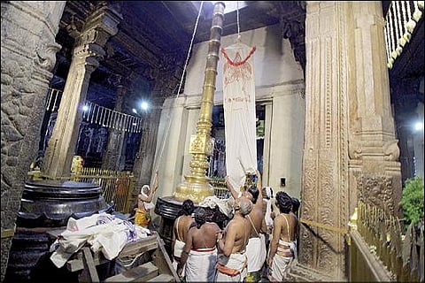 கள்ளழகர் கோயிலில் நேற்று நடைபெற்ற ஆடிப்பெருந்திருவிழா கொடியேற்றம். (உள்படம்) தேவி, பூதேவியருடன் சிறப்பு அலங்காரத்தில் எழுந்தருளிய கள்ளழகர். படங்கள்: எஸ்.கிருஷ்ணமூர்த்தி