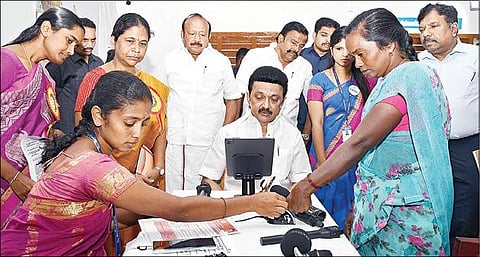 தருமபுரி மாவட்டம் தொப்பூரில் மகளிர் உரிமை தொகை திட்டத்துக்கு விண்ணப்பம் பதிவேற்றம் செய்யும் முகாமை முதல்வர் ஸ்டாலின் நேற்று தொடங்கி வைத்து, பயோமெட்ரிக் பதிவை பார்வையிட்டார். உடன், அமைச்சர்கள் எம்ஆர்கே பன்னீர்செல்வம், கே.என்.நேரு, முதல்வரின் செயலர் நா.முருகானந்தம், மாவட்ட ஆட்சியர் சாந்தி.