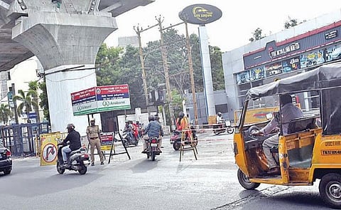 கோவை-அவிநாசி சாலையில் லட்சுமி மில்ஸ் சிக்னல் அருகே ‘யு டர்ன்’ செய்யக்கூடாது என அறிவிக்கப்பட்டு போலீஸ் கண்காணிப்பு பணி மேற்கொண்டுள்ளபோதே விதிமீறி இயக்கப்படும் இருசக்கர வாகனங்கள். படம்: ஜெ.மனோகரன்