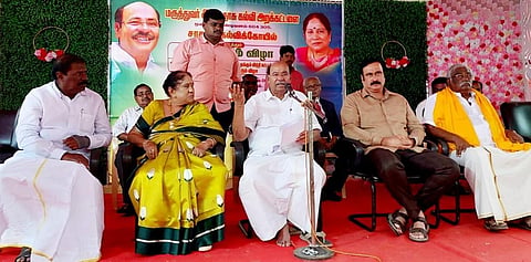 திண்டிவனம் அருகே கோனேரிகுப்பத்தில் நடைபெற்ற முப்பெரும் விழாவில் மருத்துவர் ராமதாஸ் பேசுகிறார். அருகில் பாமக தலைவர் அன்புமணி ராமதாஸ் உள்ளிட்டோர் உள்ளனர்.