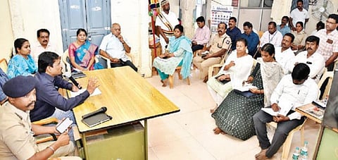 திருவண்ணாமலையில் நடந்த பவுர்ணமி கிரிவல முன்னேற்பாடு பணிகள் குறித்த ஆய்வு கூட்டத்தில் பேசும் ஆட்சியர் பா.முருகேஷ். அருகில், எஸ்.பி. கார்த்திகேயன் உள்ளிட்டோர்.