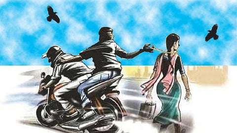 பெண்ணிடம் நகை பறிக்க முயன்ற இருவர் சாலை விபத்தில் உயிரிழப்பு @ பொள்ளாச்சி