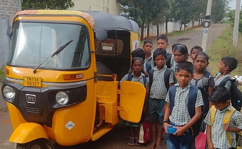 சின்ன எலசகிரி மாநகராட்சி தொடக்கப் பள்ளிக்கு ஆட்டோவில் புறப்பட தயாராகும் ஓசூர் மாநகராட்சி தூய்மைப் பணியாளர்களின் சிறார்கள்.