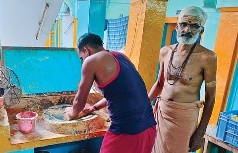 பூஜைக்காக, சந்தன கட்டையை தேய்த்து எடுக்கப்படும் பிரத்யேக சந்தனம்.