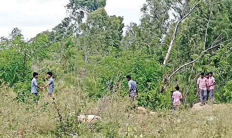 சிறுநீர் கழிக்கத் திறந்தவெளியில் செடி, கொடிகள் நிறைந்த மறைவான இடத்தை தேடிச் செல்லும் ஓசூர் ஜுஜுவாடி அரசு மேல்நிலைப் பள்ளி மாணவர்கள்.