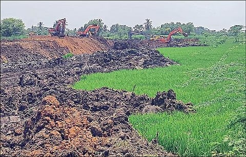 சேத்தியாதோப்பு அருகே வளையமாதேவி பகுதியில் என்எல்சி சுரங்க விரிவாக்க பணிக்காக விளைநிலங்களில் கால்வாய் வெட்டும் பணி 2-வது நாளாக நேற்று நடைபெற்றது.
