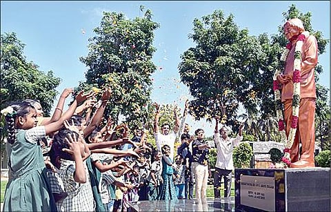 ராமேசுவரம் பேக்கரும்பில் உள்ள தேசிய நினைவிடத்தில் அப்துல் கலாம் சிலைக்கு மரியாதை செலுத்திய மாணவ, மாணவிகள். படம்: எல்.பாலச்சந்தர்