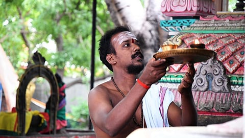 ஆகம விதிகளில் தேர்ச்சி பெற்றவரை அர்ச்சகராக நியமிக்க சாதி தடையில்லை: தனி நீதிபதி உத்தரவுக்கு தடை விதிக்க ஐகோர்ட் மறுப்பு