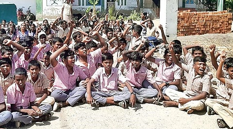 ஆசிரியர் இடமாற்றத்தை கண்டித்து கோவில்பட்டி அருகே அரசு பள்ளி மாணவர்கள் திடீர் போராட்டம்