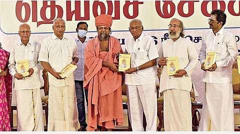 சென்னை திருவான்மியூரில் நேற்று நடைபெற்ற தெய்வச் சேக்கிழார் விழாவில், இளைஞர்கள் எழுதிய ‘தமிழ்த் தொண்டர்கள்’ என்ற நூலை குன்றக்குடி பொன்னம்பல அடிகளார் வெளியிட, திரைப்பட இயக்குநர் எஸ்.பி.முத்துராமன் பெற்றுக்கொண்டார். இந்நிகழ்வில் சேக்கிழார் ஆராய்ச்சி மைய தலைவர் எஸ்.ஜெகதீசன், செயலாளர் சிவாலயம் ஜெ.மோகன், துணைத் தலைவர் அ.க.ராஜாராமன், எழுத்தாளர் உலகநாயகி பழனி, அமுதசுரபி ஆசிரியர் திருப்பூர் கிருஷ்ணன் உள்ளிட்டோர். படம்: ம.பிரபு