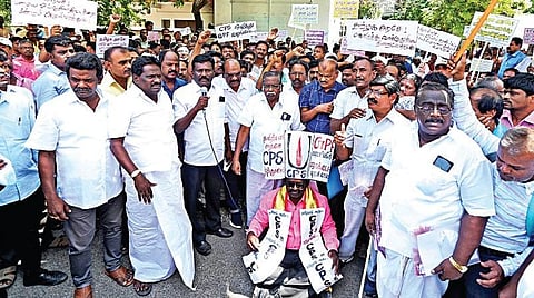பழைய ஒய்வூதியம் உள்ளிட்ட கோரிக்கைகளை வலியுறுத்தி, தமிழ்நாடு பள்ளிக்கல்வித் துறை ஆசிரியர் இயக்கங் களின் கூட்டமைப்பு சார்பில் சென்னை எழும்பூர், டிபிஐ வளாகத்தில் நேற்று ஆர்ப்பாட்டம் நடைபெற்றது. படம்: ம.பிரபு