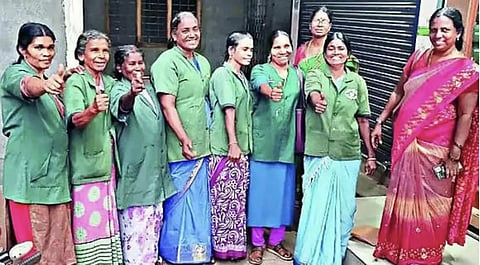 கேரள மாநிலம் மலப்புரத்தில் பரப்பனகடி மாநகராட்சி பகுதியில் துப்புரவு பணி மேற்கொள்ளும் ‘ஹரிதா கர்மா சேனா’ (எச்கேஎஸ்) என்ற அமைப்பை சேர்ந்த பெண்கள். இவர்கள் ரூ.250-க்கு வாங்கிய பம்பர் லாட்டரி டிக்கெட்டுக்குதான் ரூ.10 கோடி முதல் பரிசு கிடைத்துள்ளது.